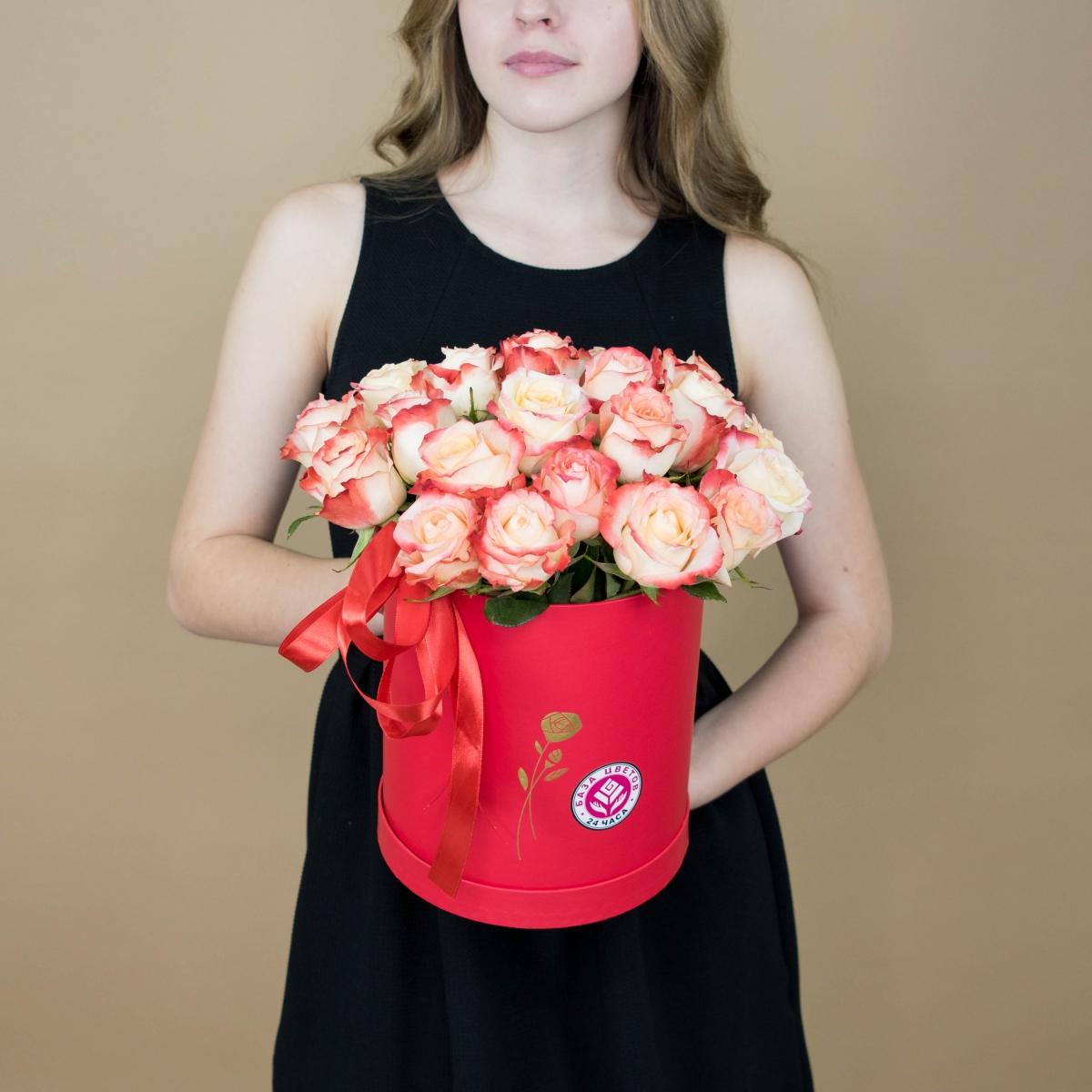 Розы красно-белые в шляпной коробке Артикул: 4030